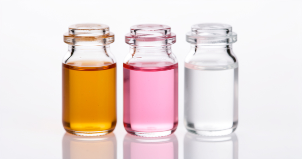 Trois flacons de poppers de couleurs différentes sur fond blanc – achat poppers Paris